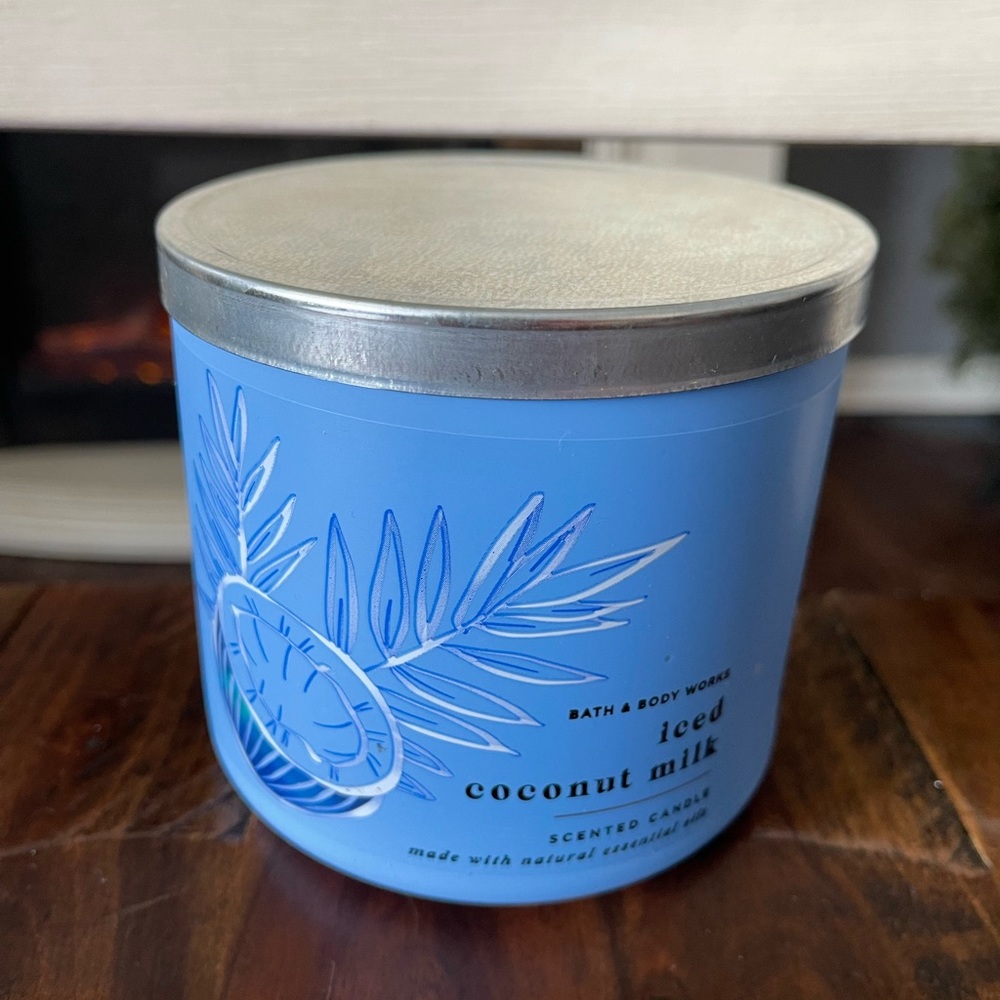 Bath and Body Works Iced Coconut Milk 3 Wick Candle Winter 2022 14.5oz NEW